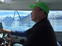 <h5>Nuuk</h5><p>© Asii Chemnitz Narup. Asii har taget dette billede af skipperen på en sejltur. Den grønlandske natur har vist sig fra sin smukkeste side, kan du se ud af vinduerne.</p>
